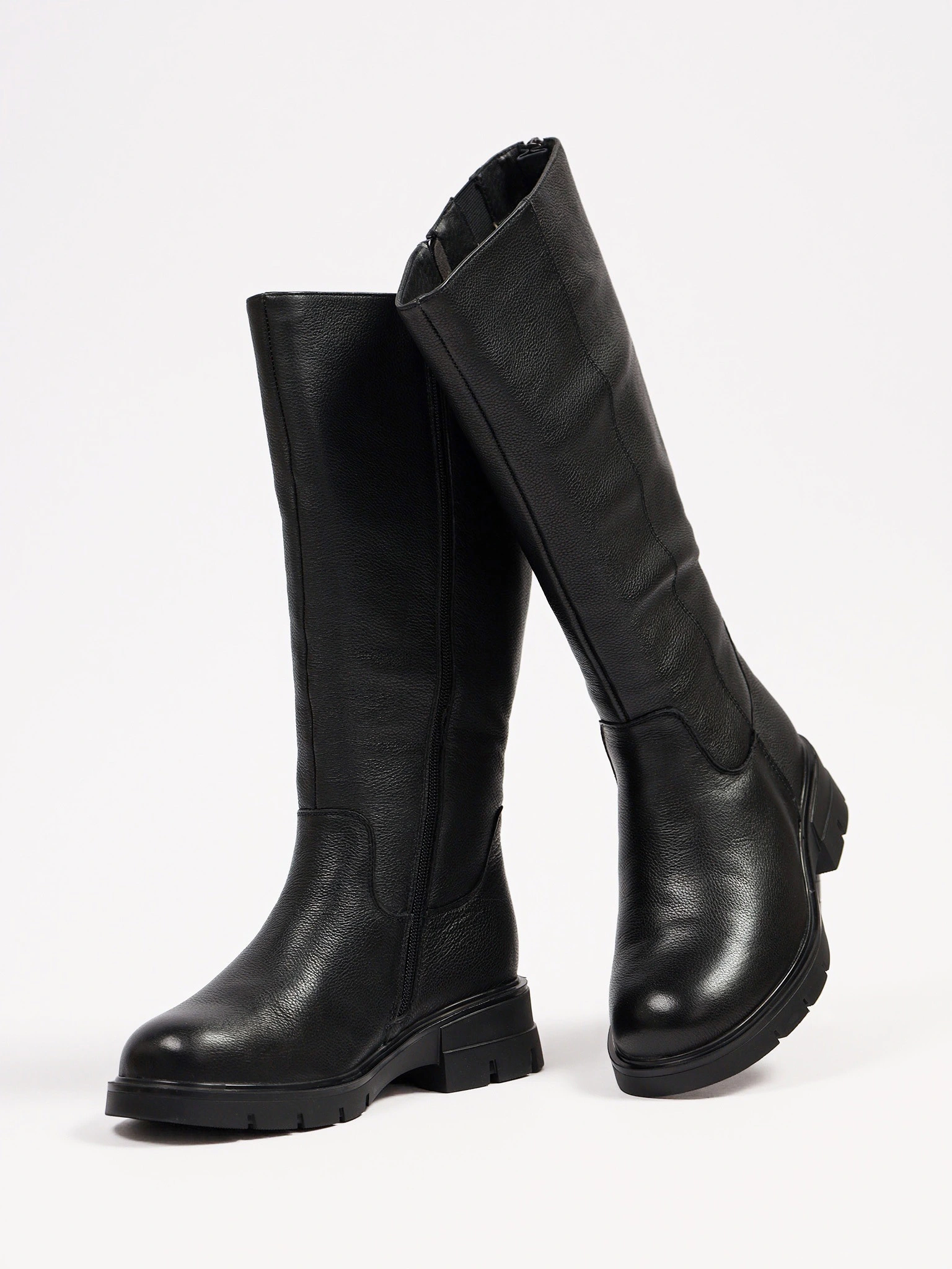 Сапоги черного цвета на рельефной подошве